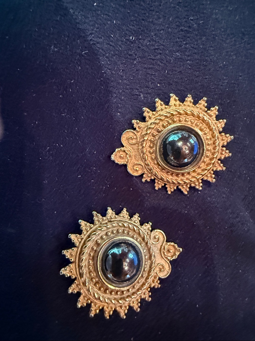 Beautiful Vintage Gold clip on earrings with black stone signed JADED